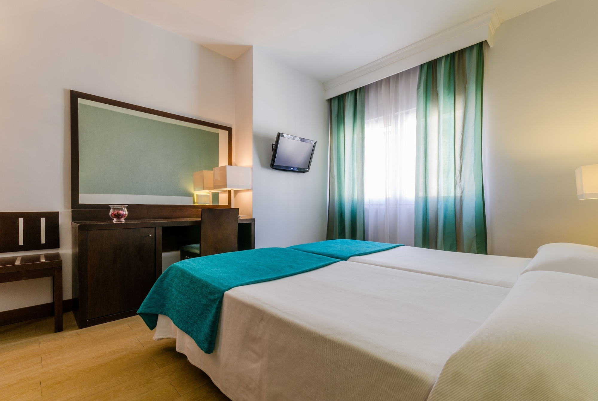ROOM, DOUBLE BED