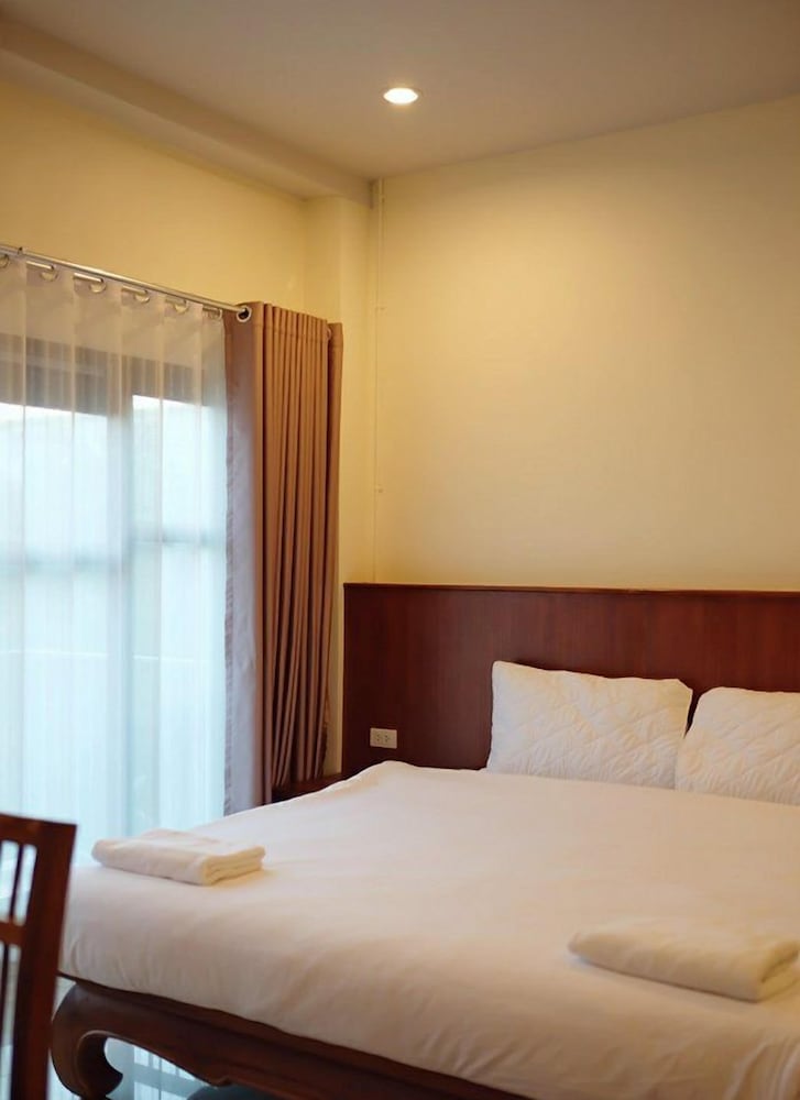 Family, Queen Bed, Sofa