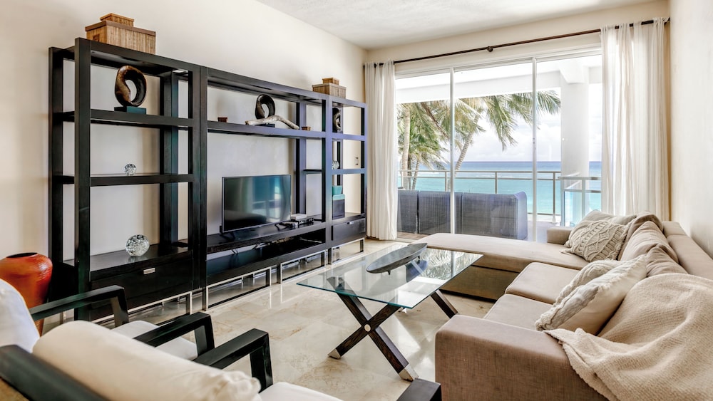 WATERMARK LUXURY OCEANFRONT ALL SUITE HOTEL 43/56