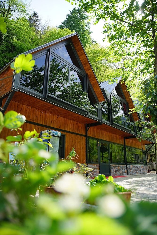 Tanura Bungalows 3/50