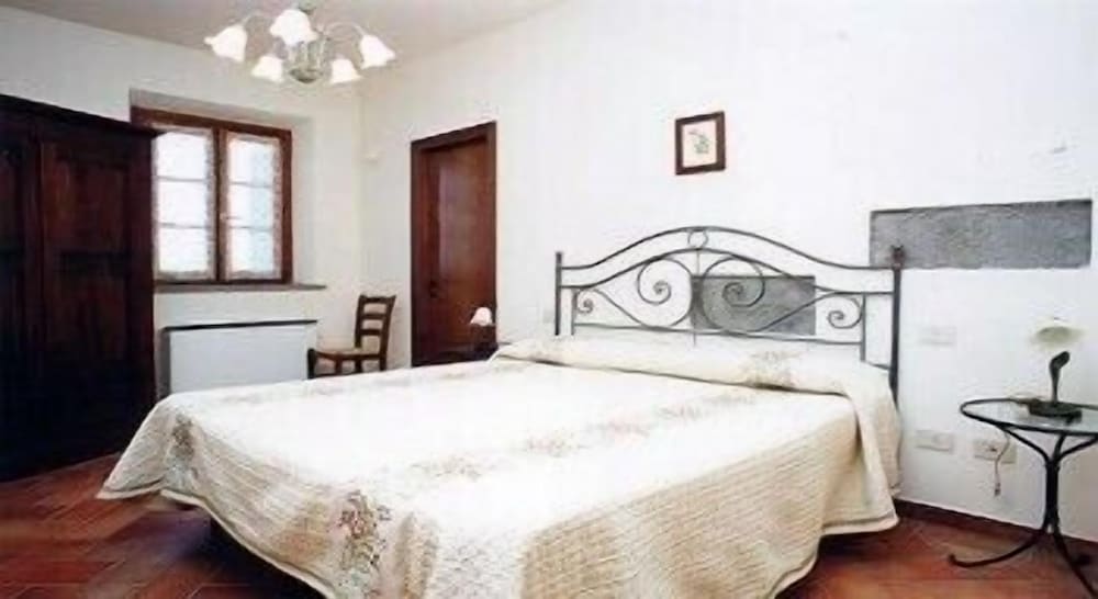 Room at Agriturismo Isola Verde, CERRETO GUIDI