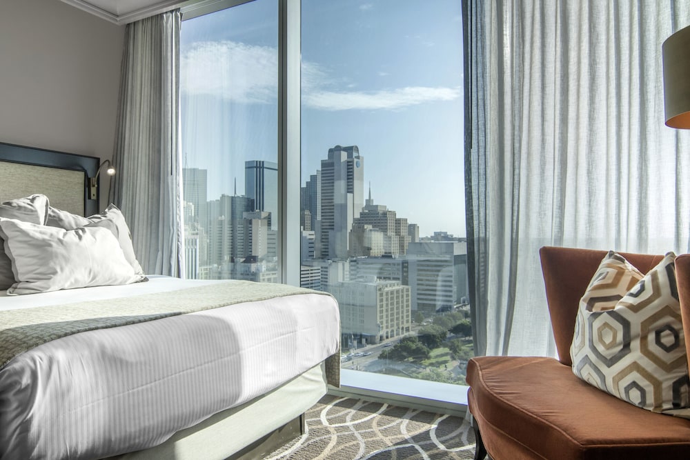 OMNI DALLAS HOTEL 26/92