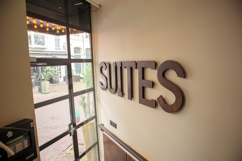 Manzos Suites 3/50