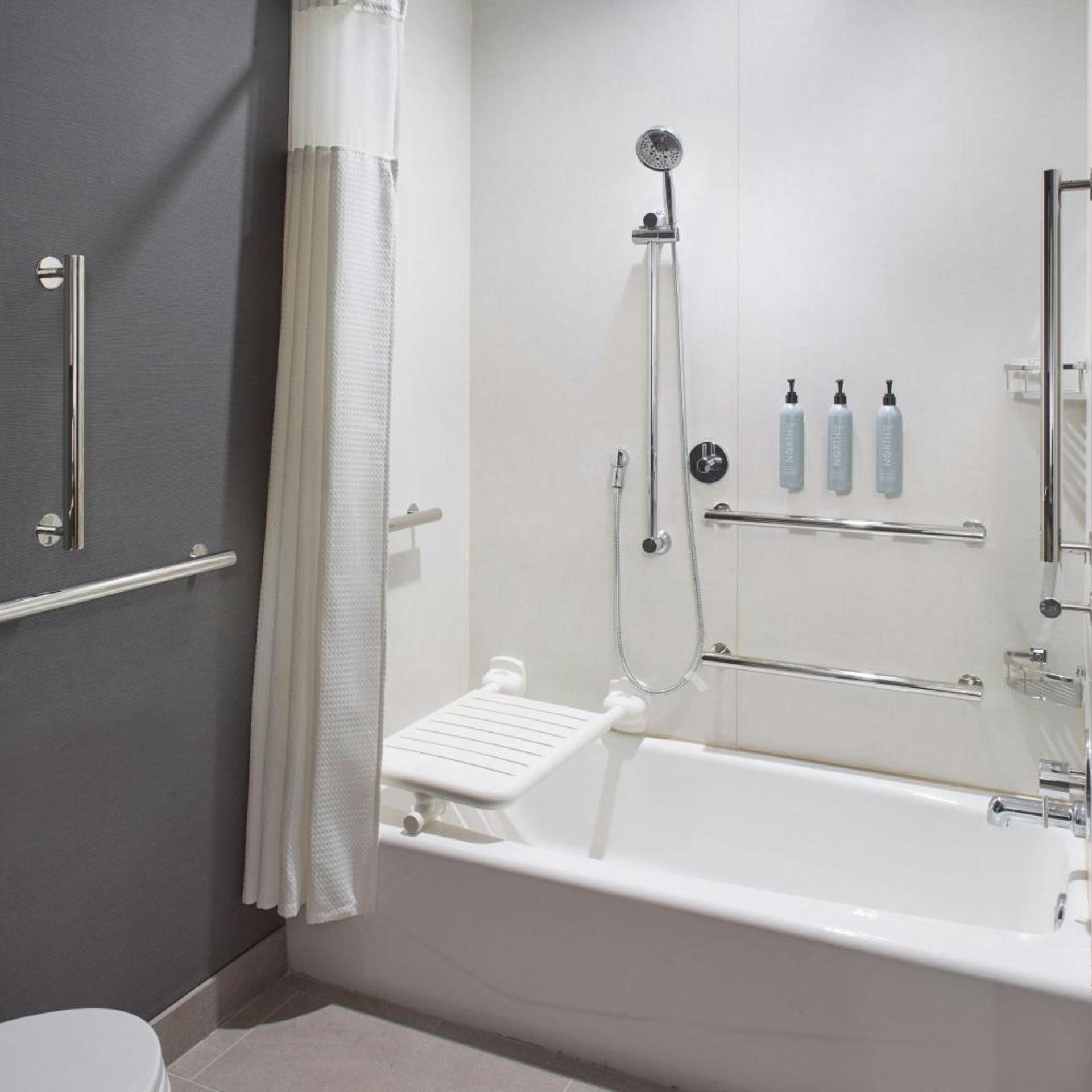 غرفة قياسية بسرير كينج لذوي الإعاقة، Courtyard BY Marriott Atlanta Covington 5/6
