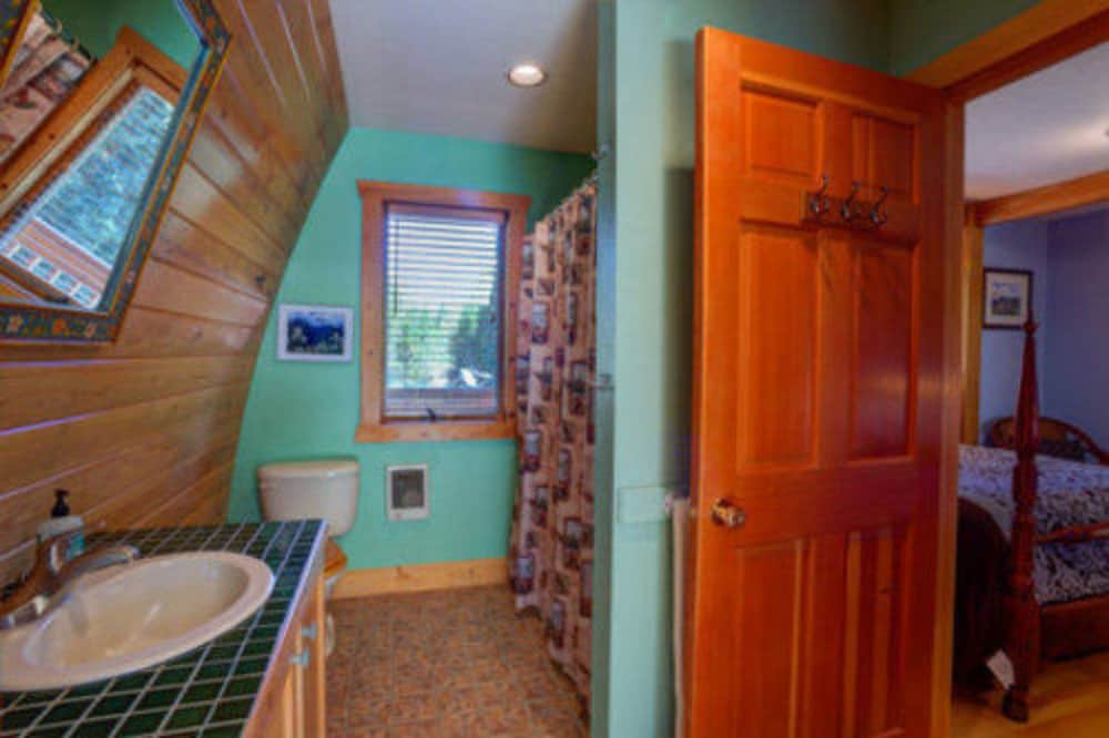 Moss Mountain Inn 26/28