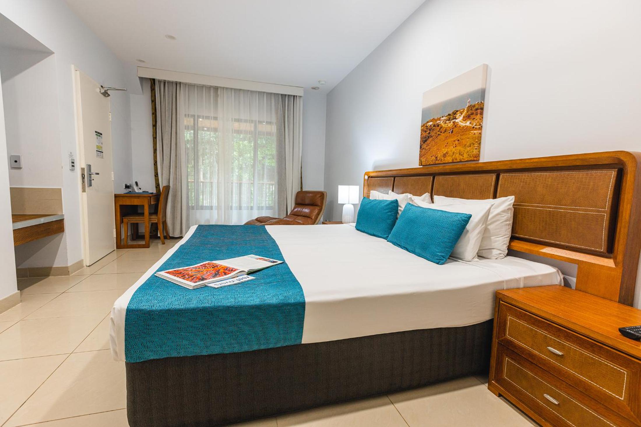Standard, Queen Bed