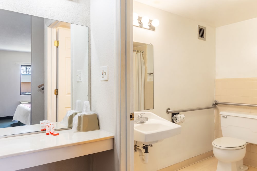 Travelers Place Inn & Suites 71/73