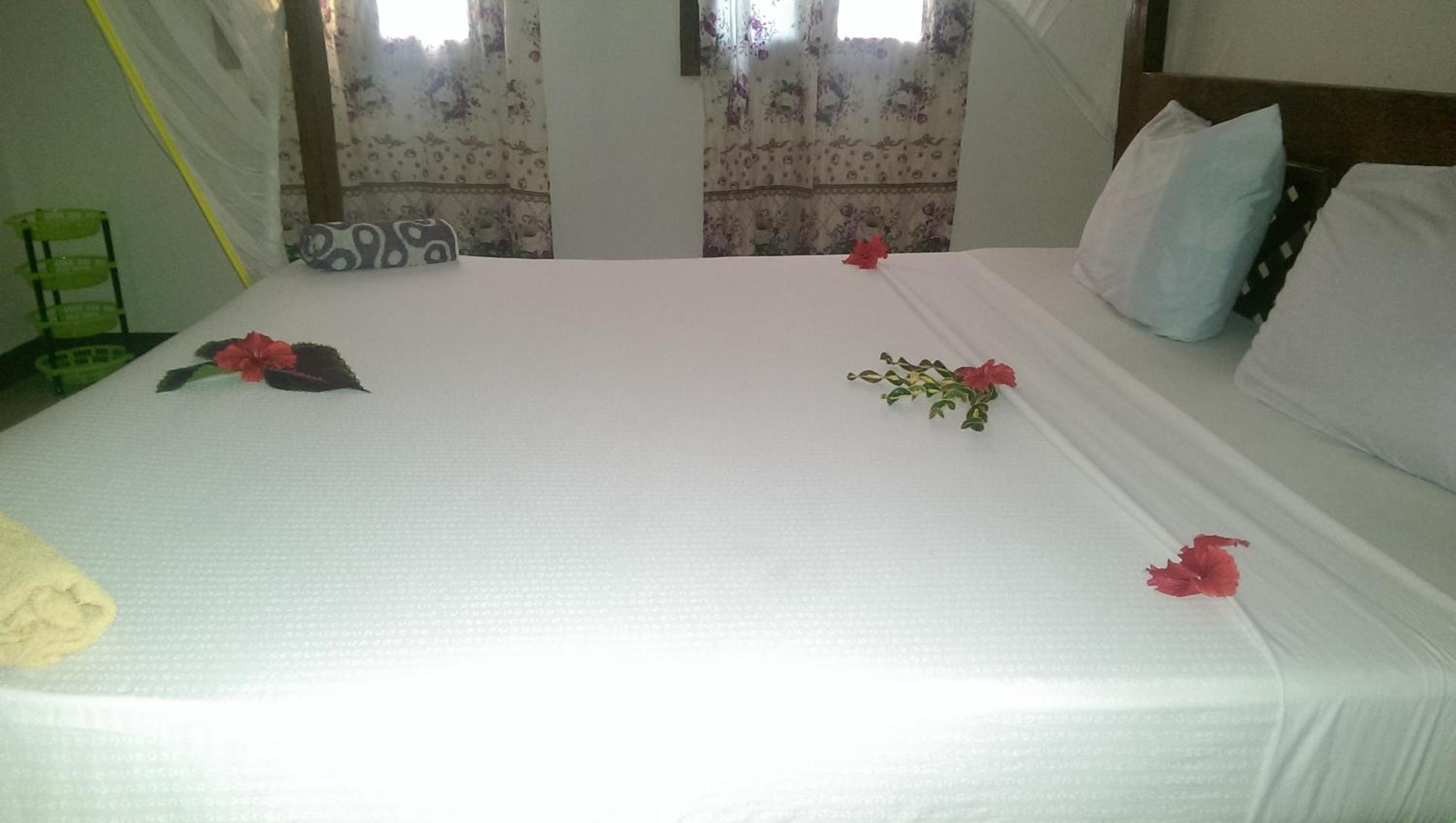 غرفة بسرير مزدوج بإطلالة على البحر