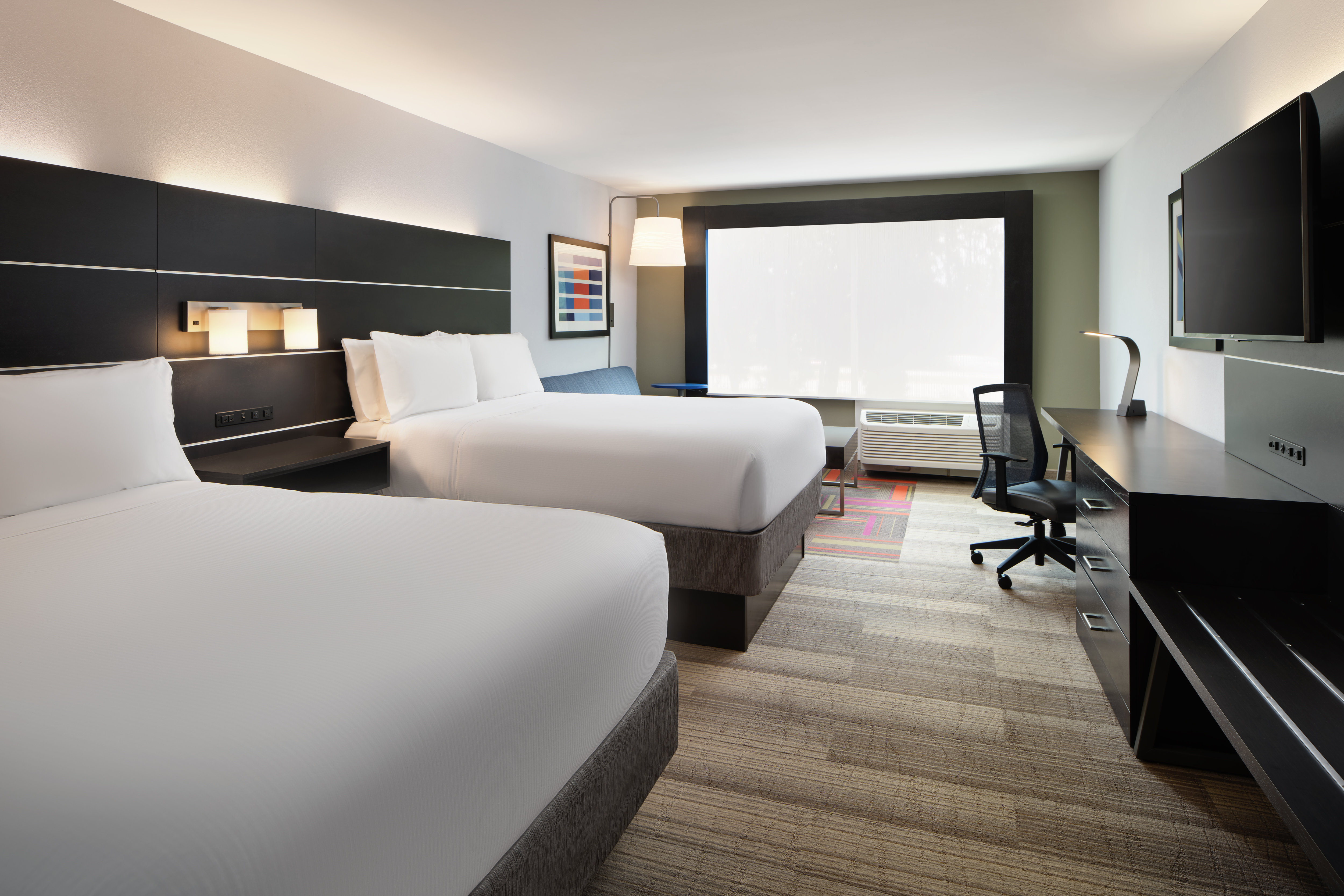 Holiday Inn Express and Suites Brunswick 16/48