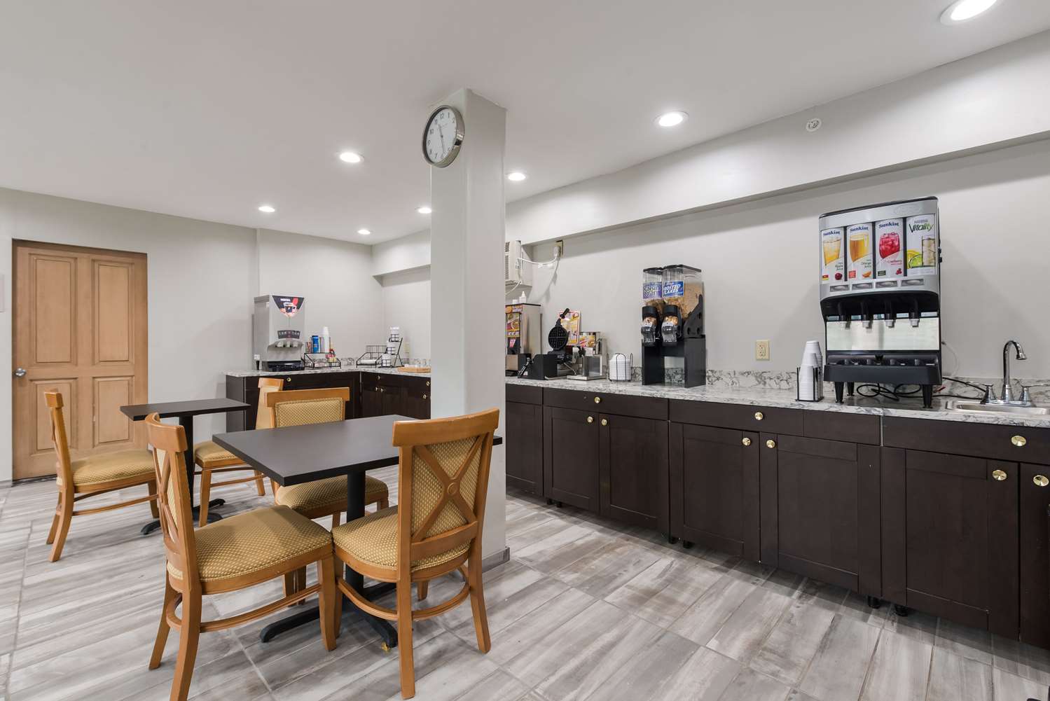 Econo Lodge Inn & Suites Mason City - Clear Lake 2/3