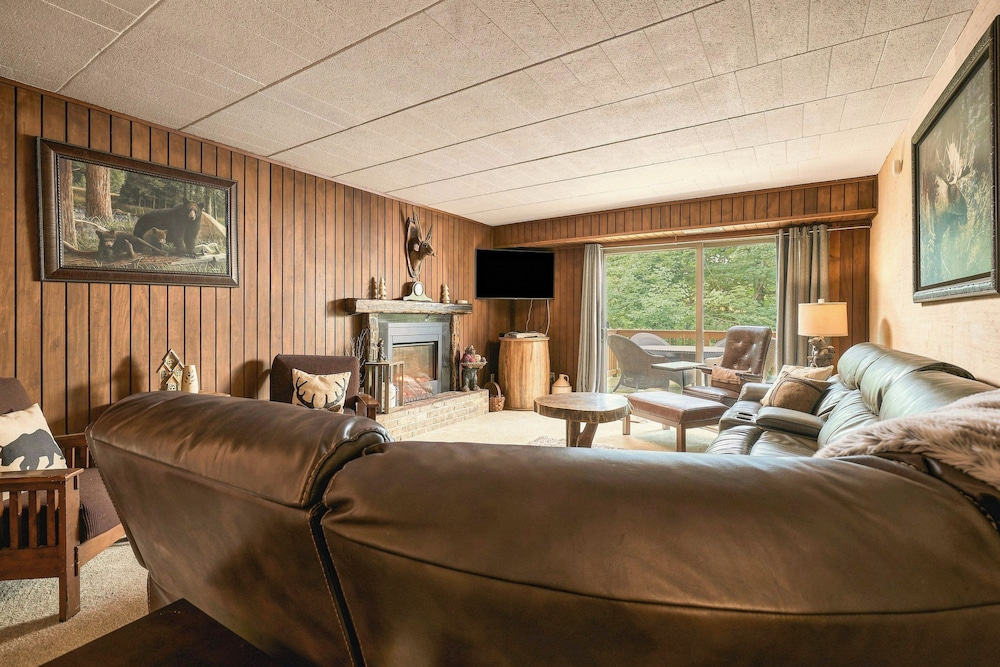 2 Bedrooms, Condo, Mountain, Deluxe, Villa, Queen and Twin Beds، Seven Springs Resort 3/7