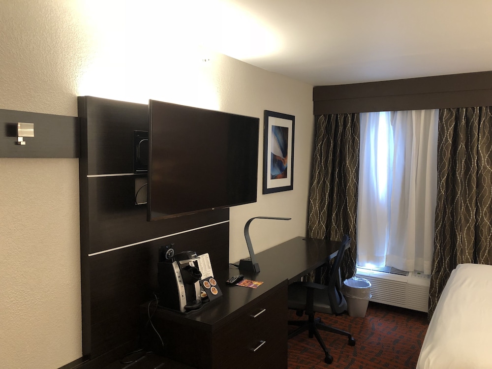 Holiday Inn Express Metropolis 39/43