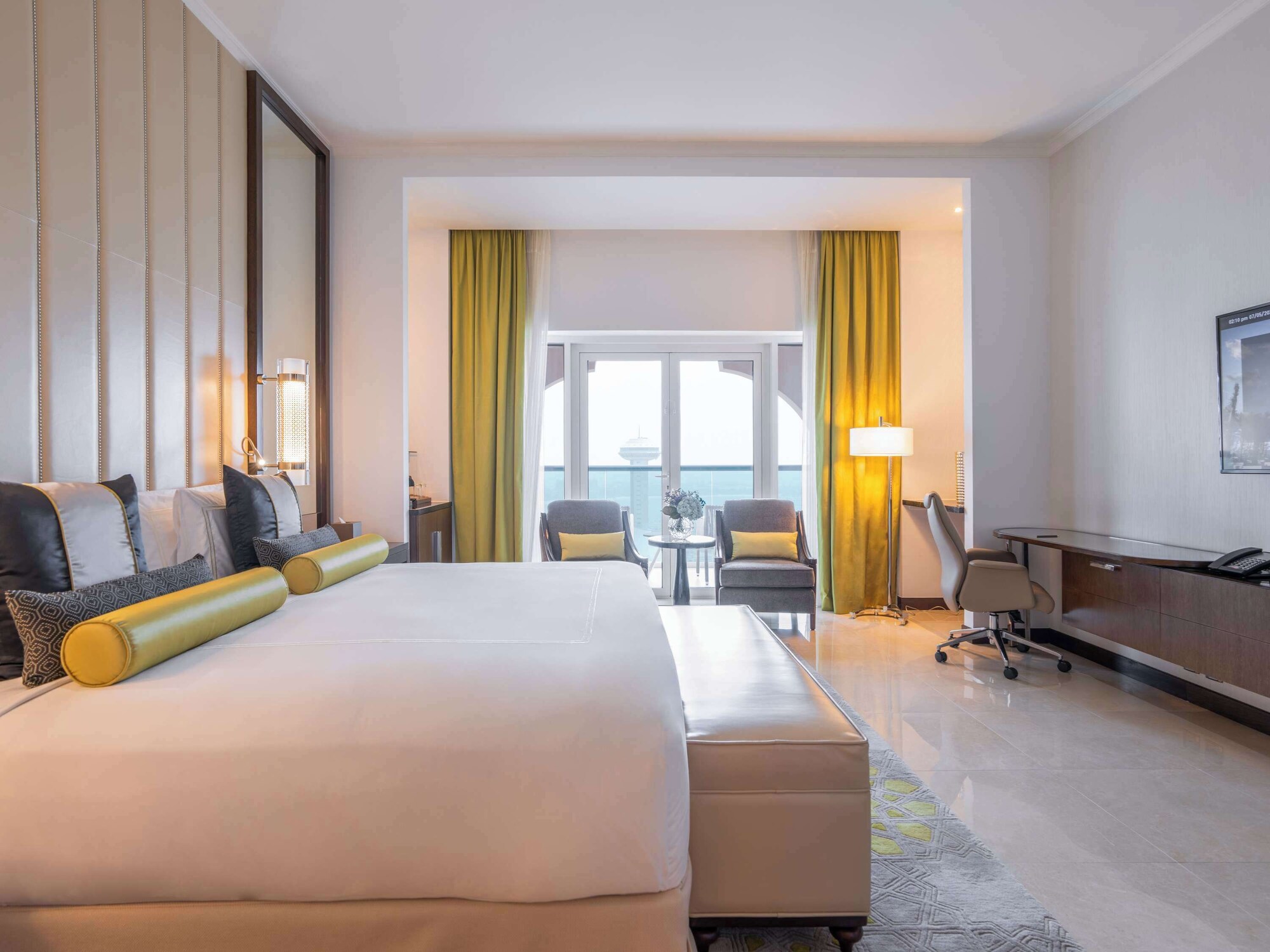 Corniche, Premium, King Bed, with View, Balcony