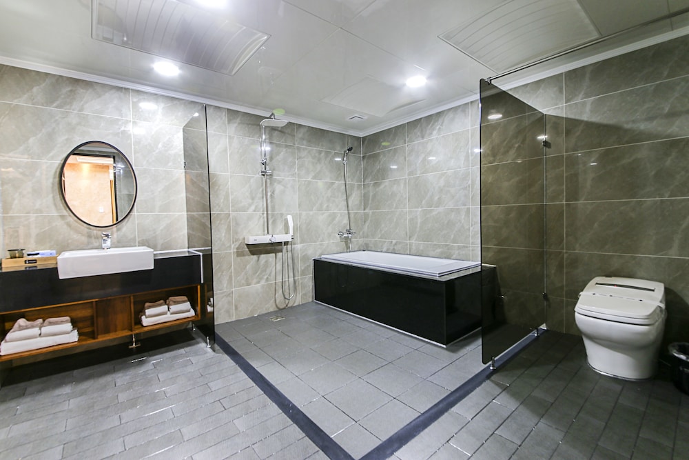 Bentley Hotel Chungjang 37/38