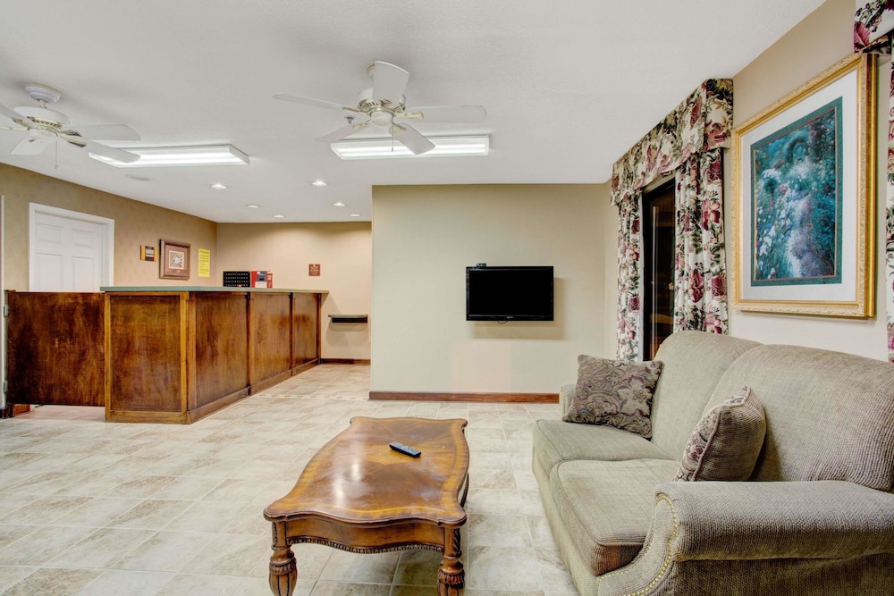 Super 8 by Wyndham Booneville 3/11