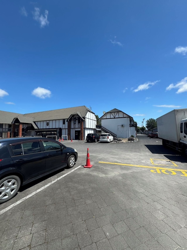 Grosvenor Motor Inn 38/50