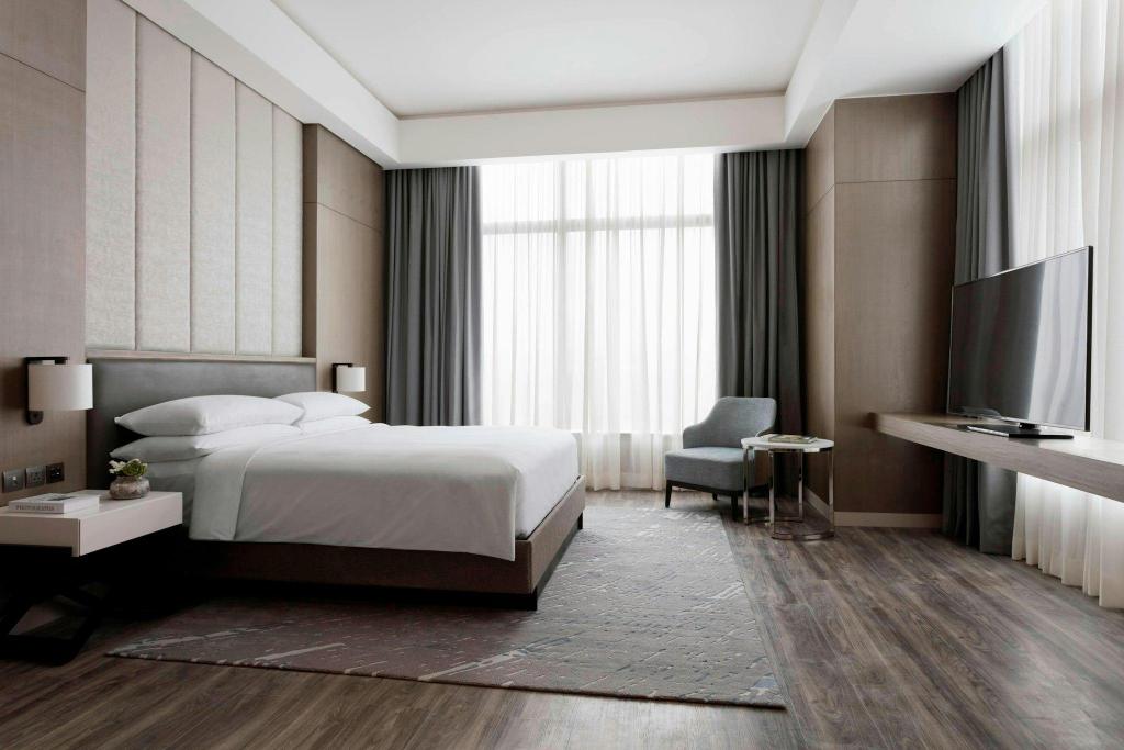 1 Bedroom, Presidential, Suite, King Bed, Golf Course View, Club Lounge Access