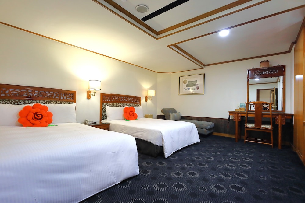 Han She Hotel 34/75