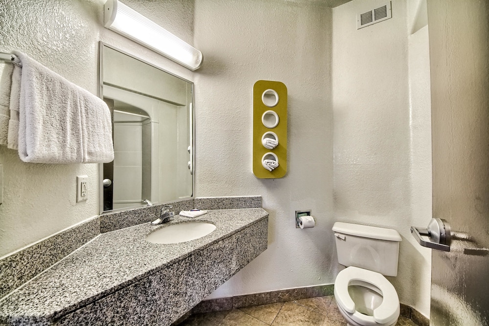 Motel6 Mission, TX 47/49
