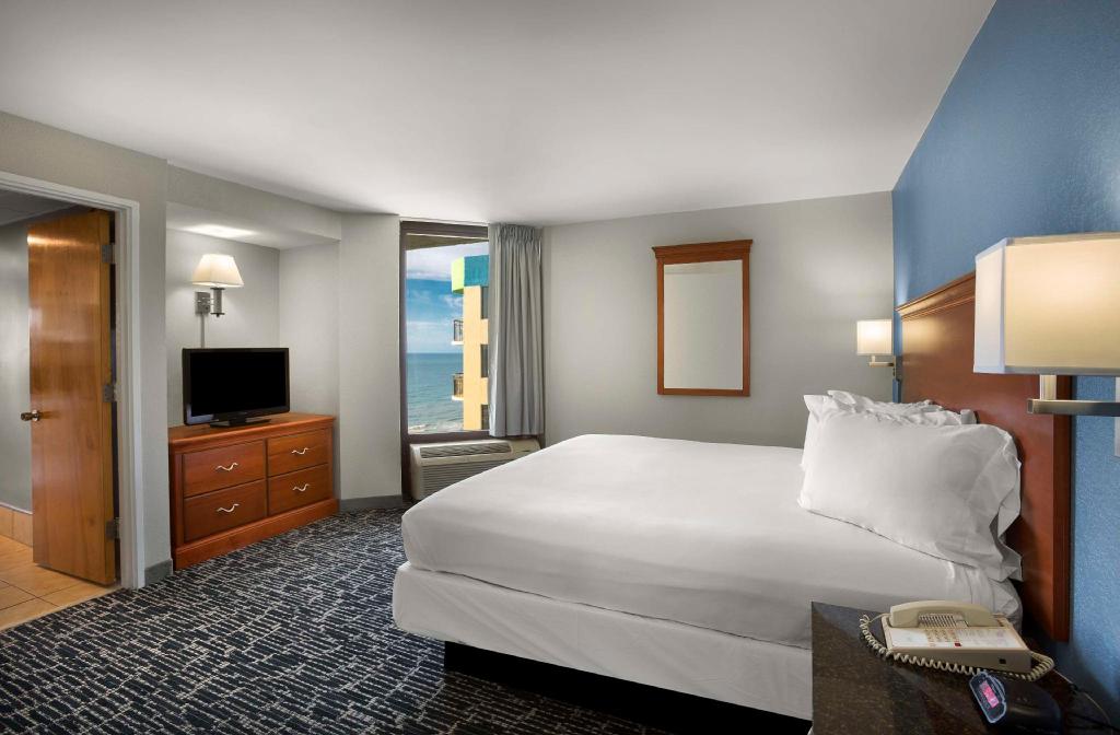 Suite, King Bed, King and Queen Bed, Ocean Front, Sofa, Living Area, Kitchen