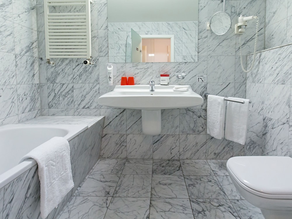 DORMERO HOTEL BURGHAUSEN 10/22