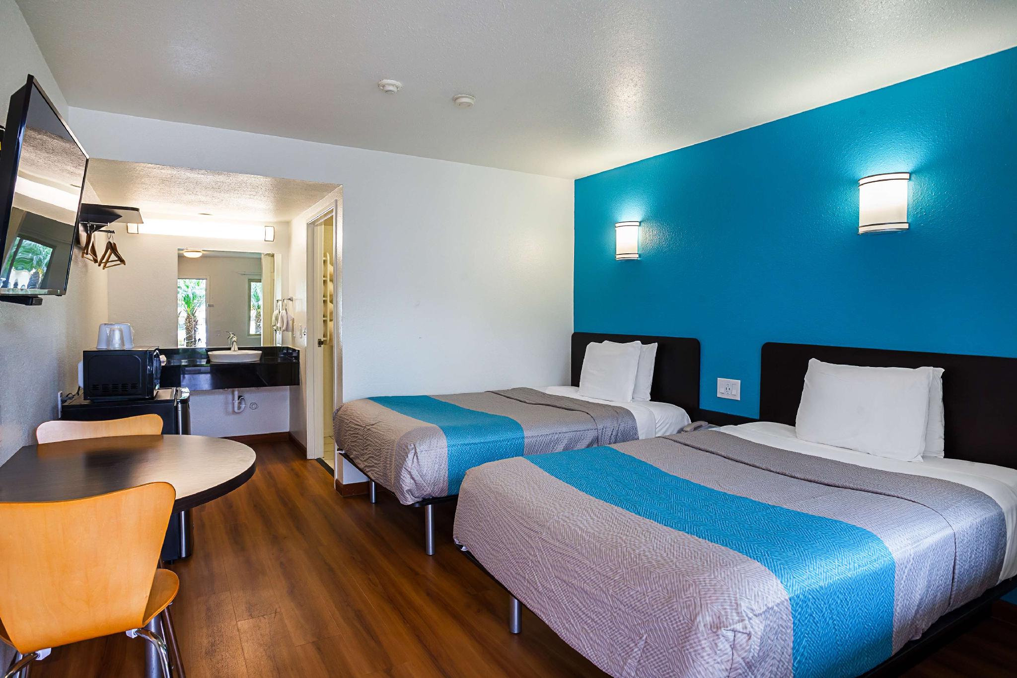 2 Full Beds - Non-Smoking, Micfridge