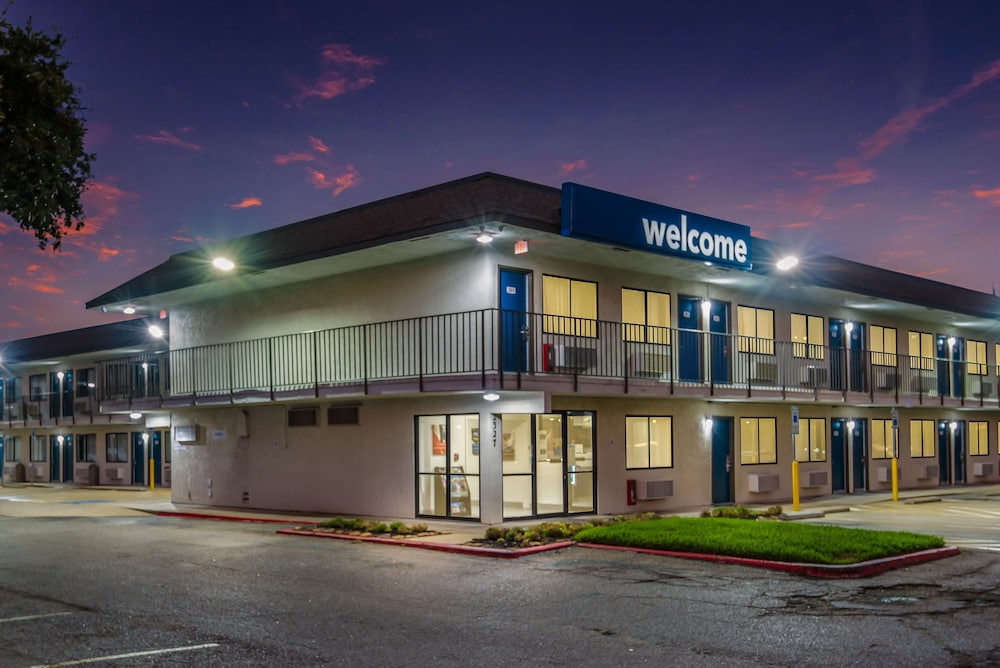 Motel6 College Station, TX - Bryan photo2