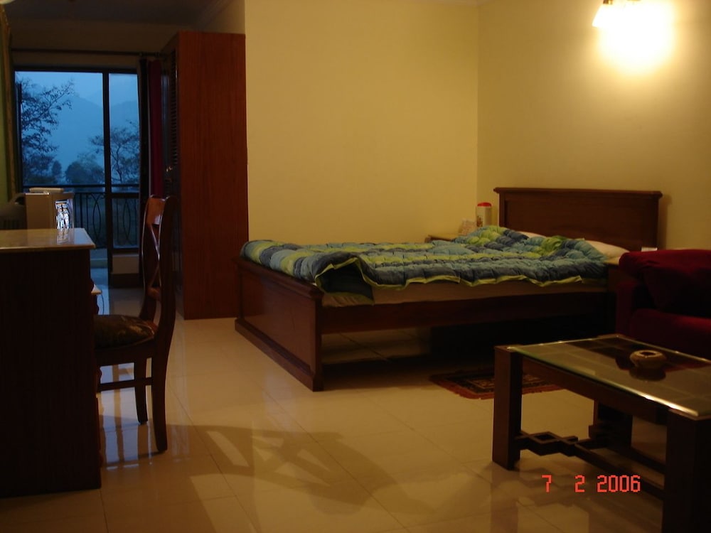Riverside Resort 24/49