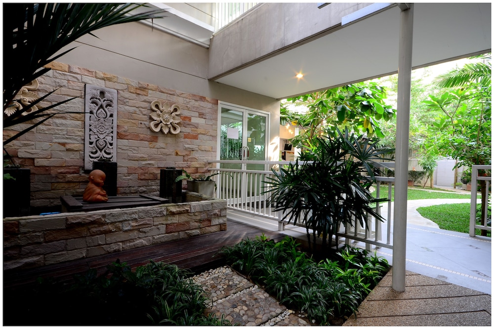 AT RESIDENCE SUVARNABHUMI 68/74
