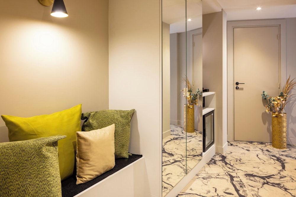 Hotel Mondial 82/100