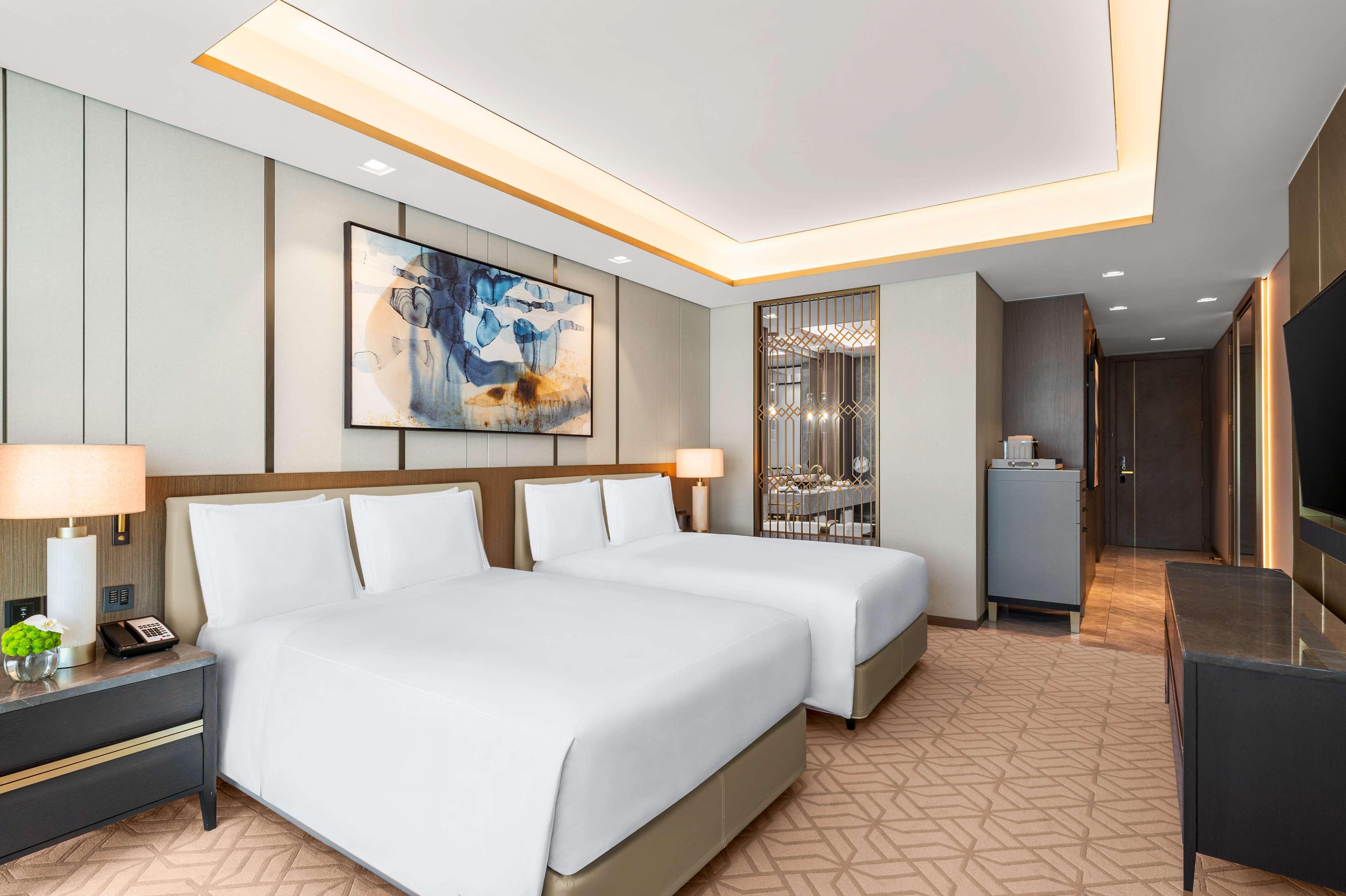PREMIER, 2 QUEEN BEDS, CITY VIEW