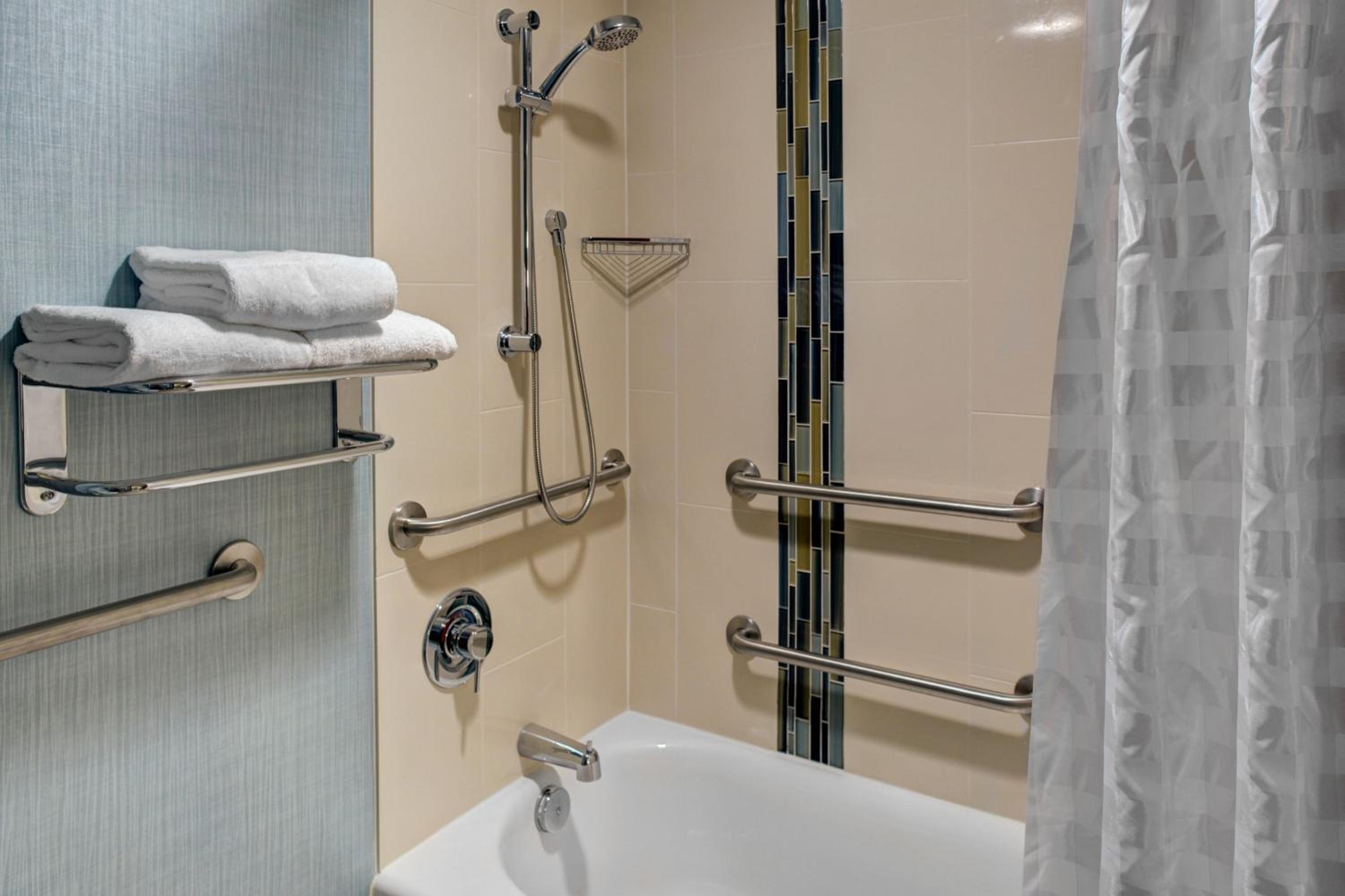 غرفة بسرير كينج مع أريكة لذوي الإعاقة، Hyatt Place Nashville Opryland 7/7