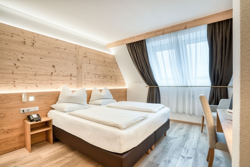 ROOM, DOUBLE BED