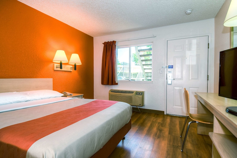 Motel6 Costa Mesa, CA 31/55
