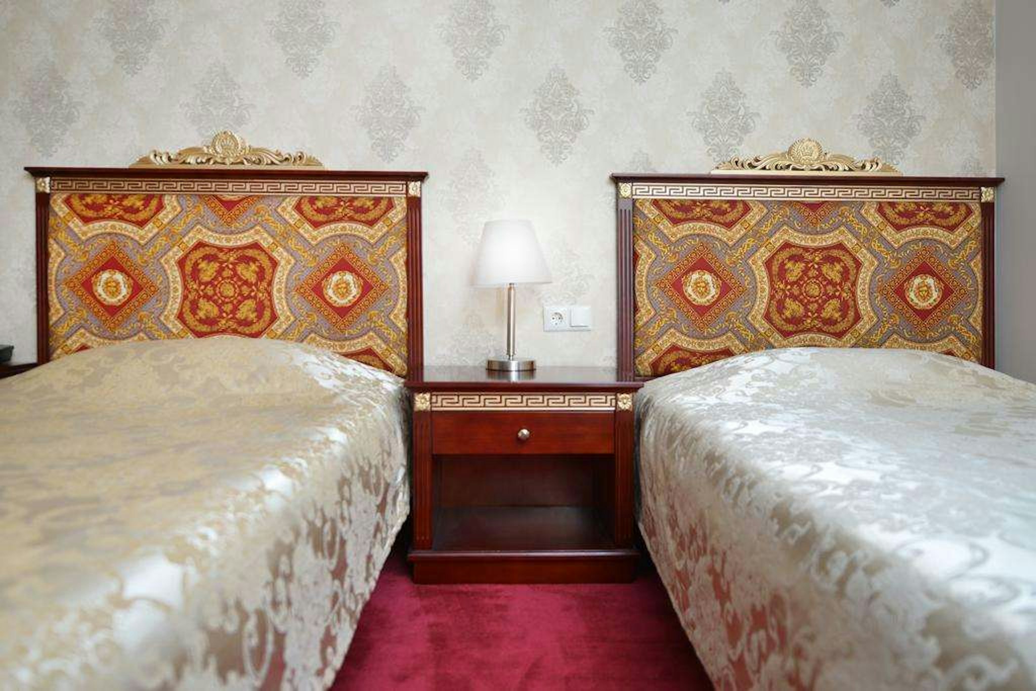 Gold Hotel 31/67