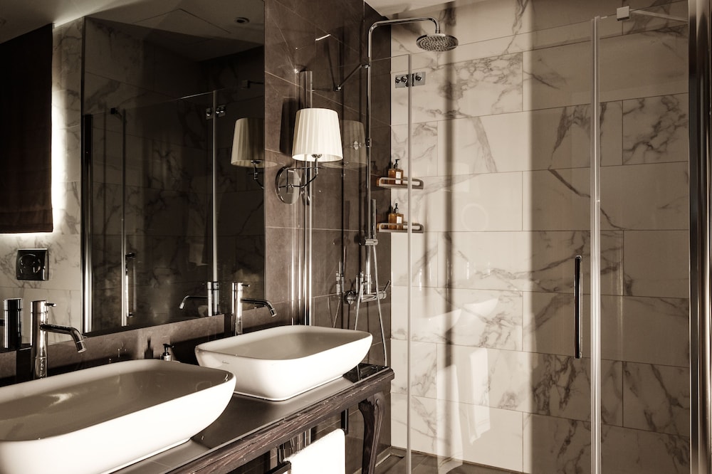 1926 Le Parisot Boutique Suites 35/36
