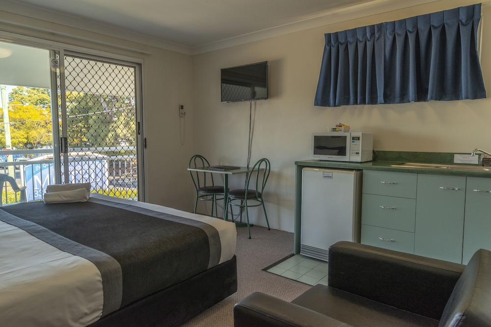 CHERMSIDE COURT MOTEL 21/25