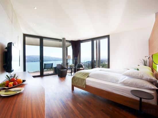 Club, Panorama, Junior Suite, King Bed, Lake View, Jetted Tub