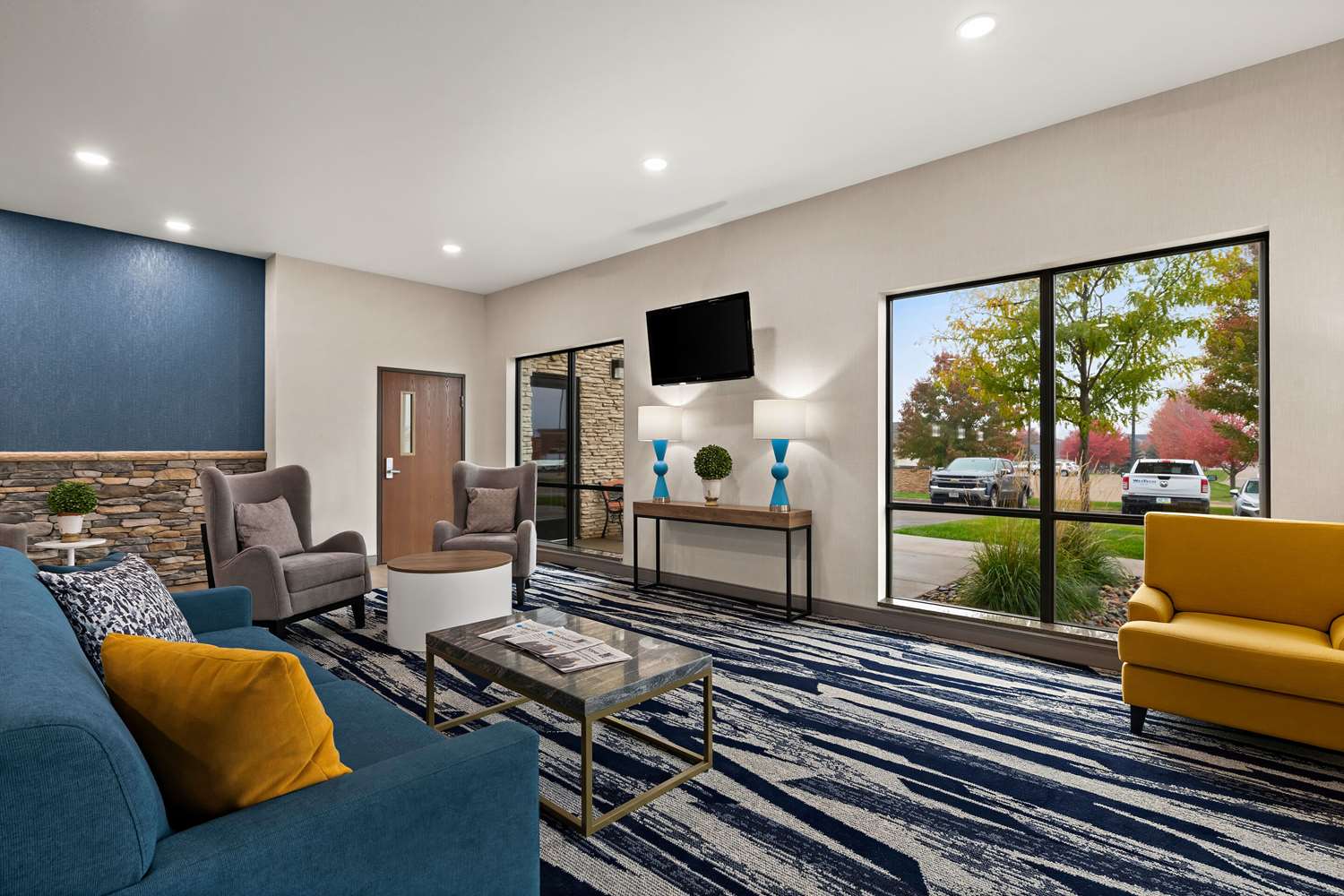 Comfort Suites Hudson I-94 Hudson WI 21/40