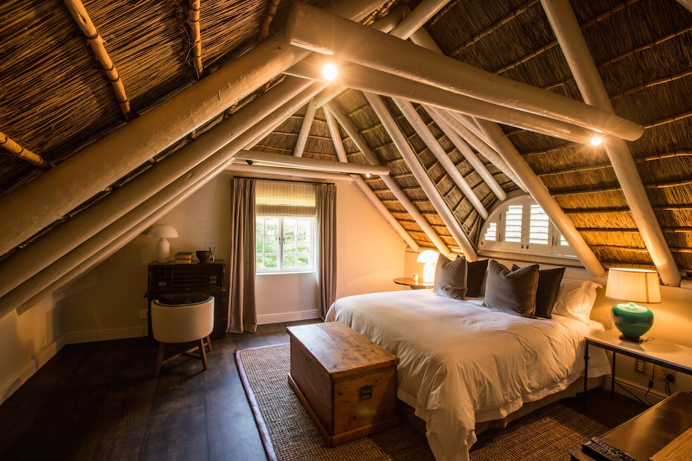 PETITE, LODGE