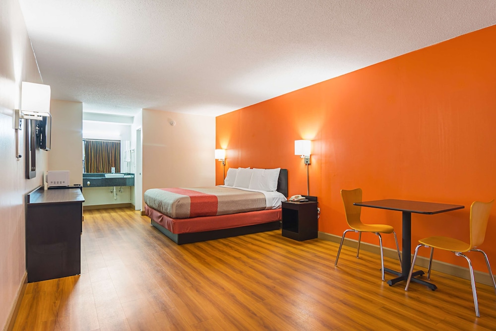 1 King Bed - Mob Acc Ri Shwr Nsmk Micfridg