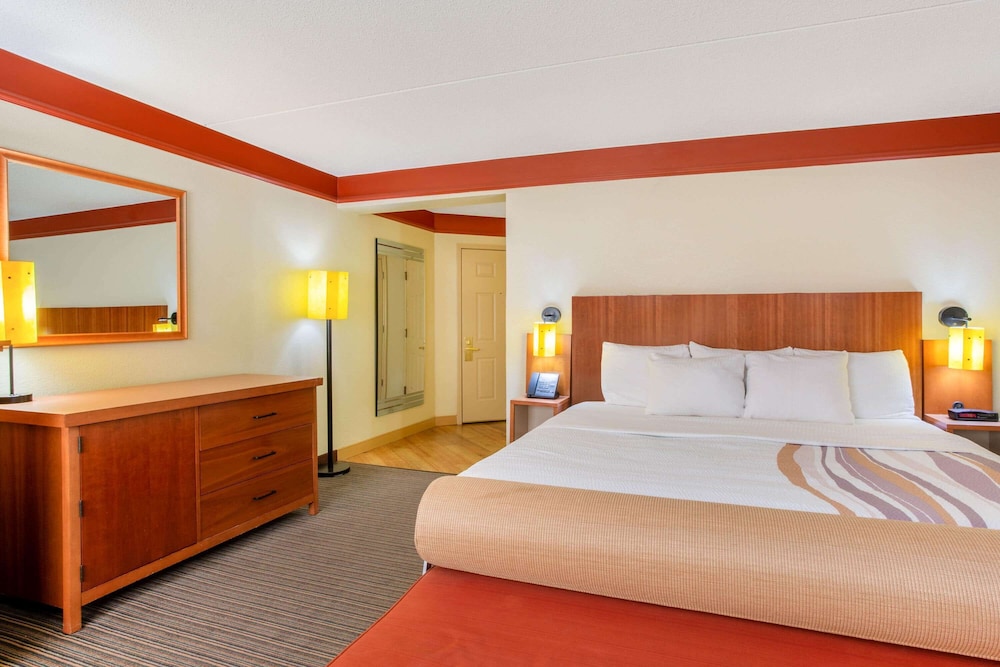 La Quinta Inn & Suites by Wyndham Raleigh Cary 14/44