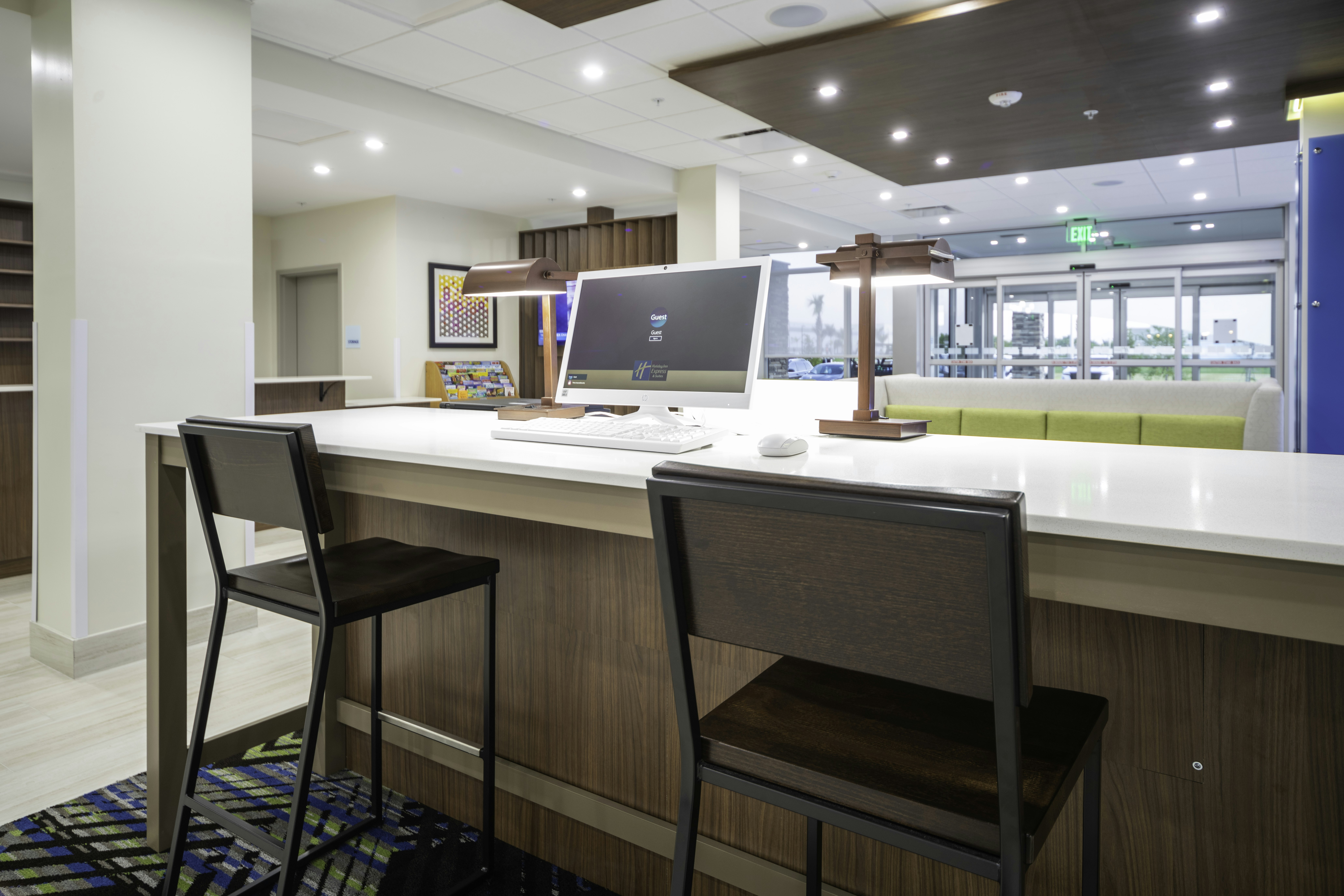 Holiday Inn Express & Suites Fort Myers Airport 45/54