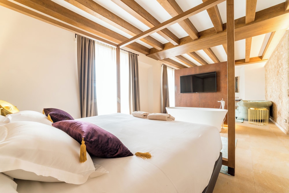 Suite, King Bed, Castle View