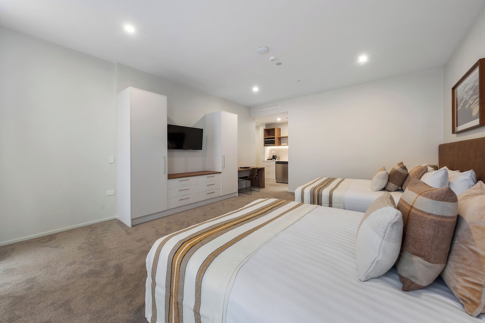 SUPERIOR, STUDIO, TWIN BEDS, LARGE