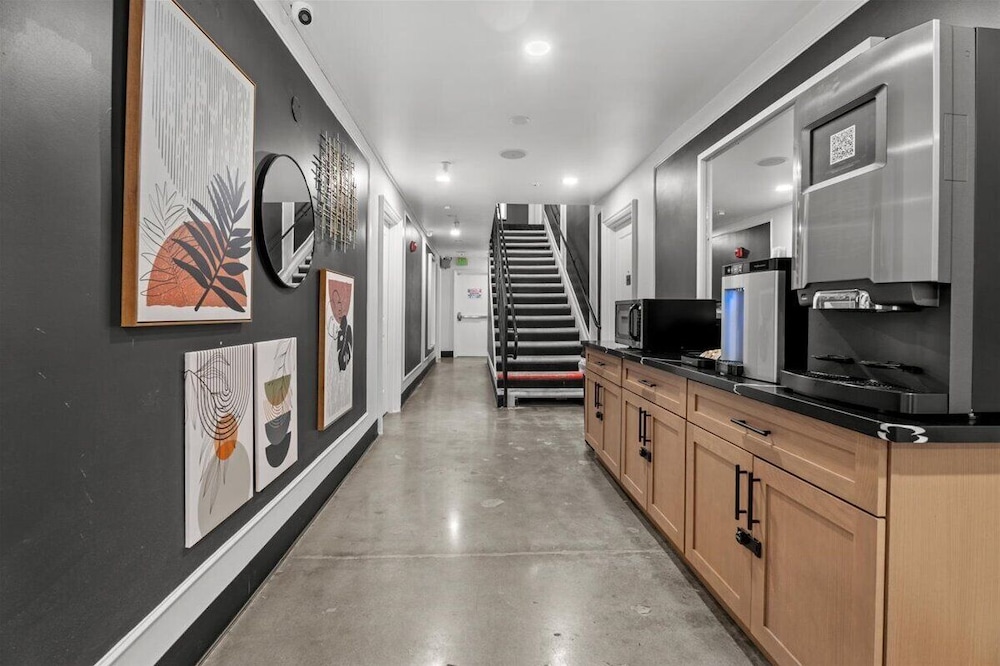 Hollywood Le Bon Hotel 8/50