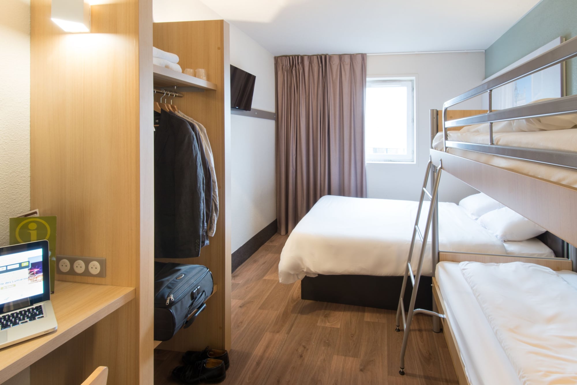 غرفة رباعية بسرير مزدوج وسريرين منفصلين، B&B Hotel Nancy Laxou Zenith 2/3