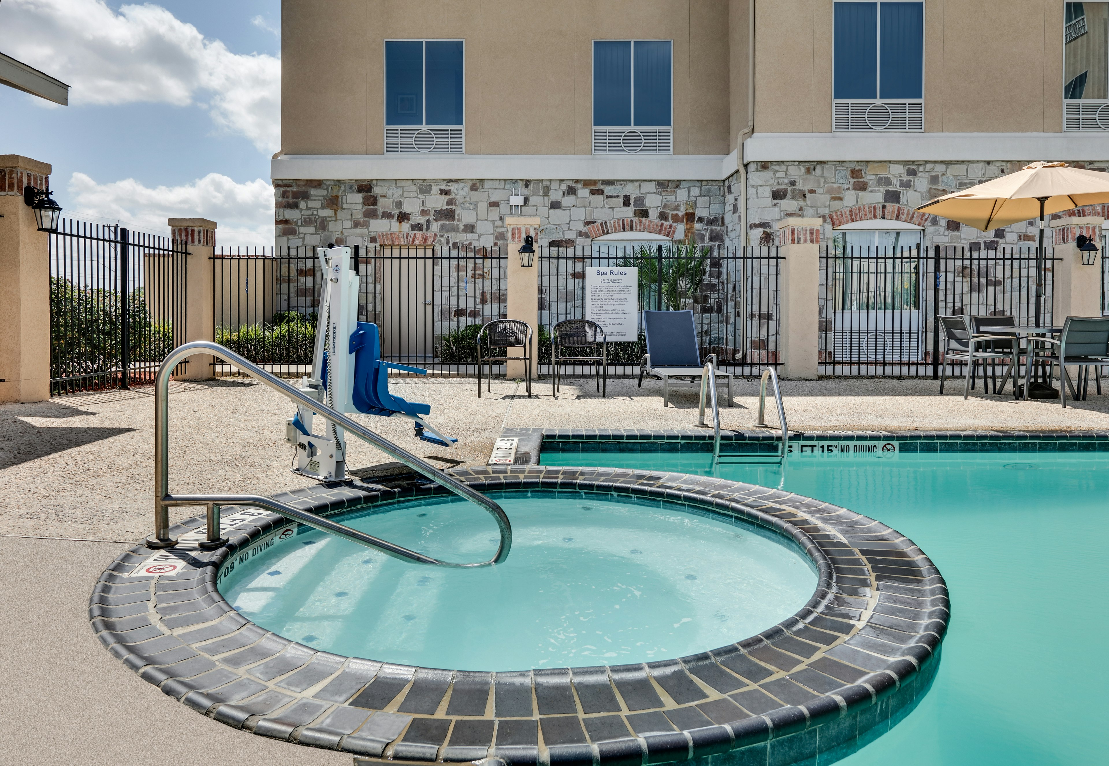 Holiday Inn Express Suites San Antonio Brooks City Base 25/28