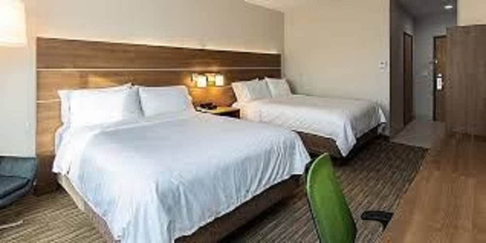 Holiday Inn Express Mccomb 18/53