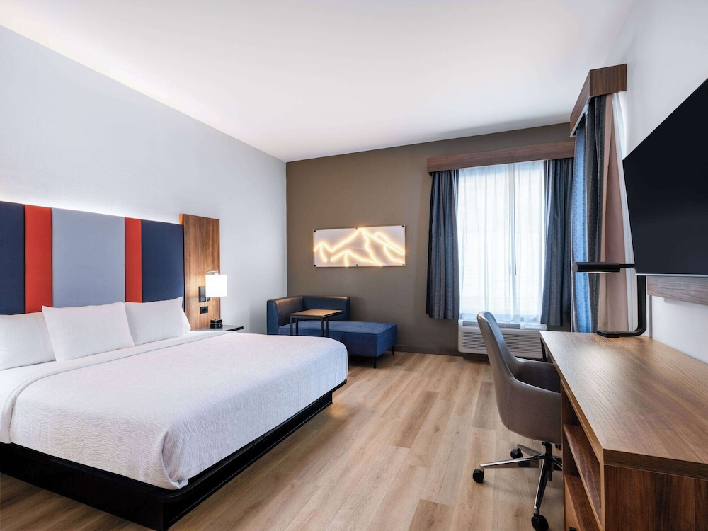 La Quinta Inn and Suites by Wyndham Chelsea 10/35
